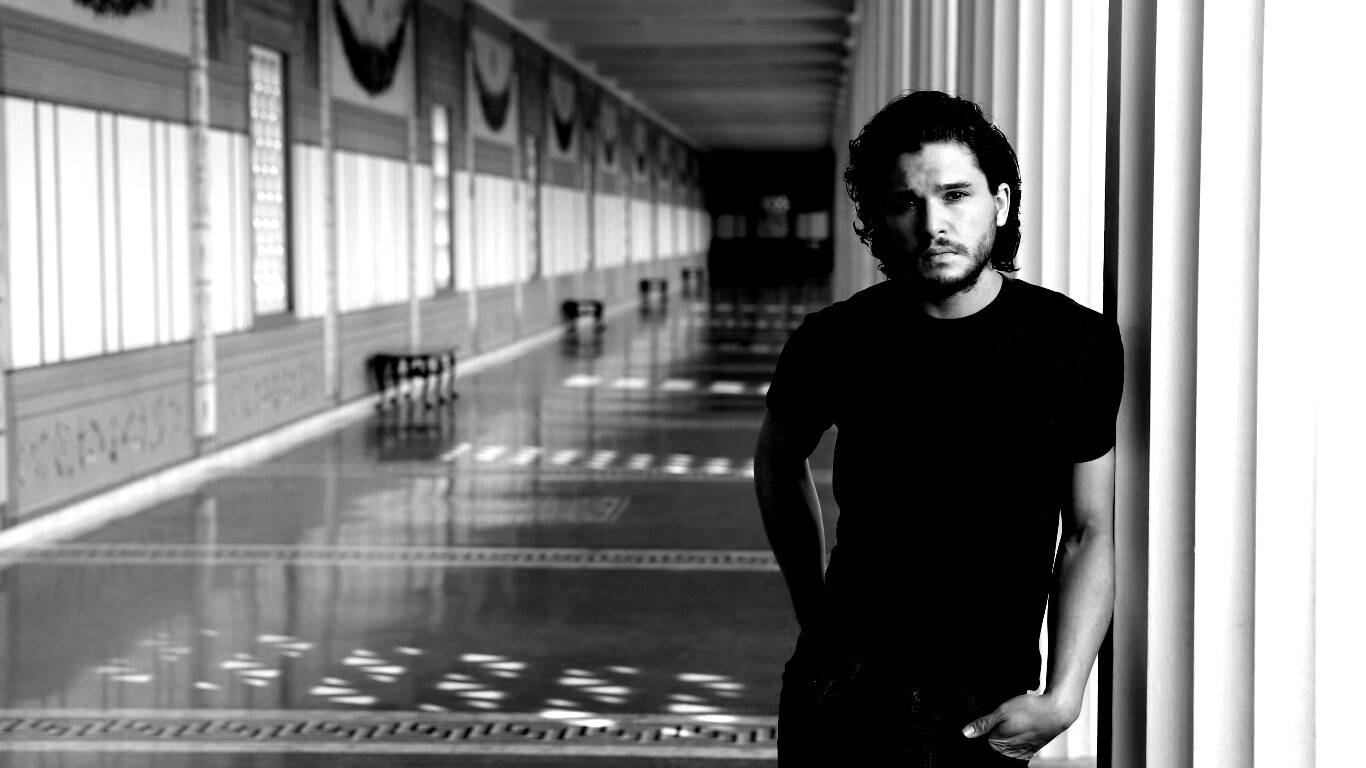 Кит Харингтон у колонны обои