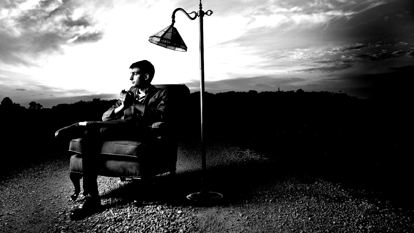 Мужчина в кресле обои