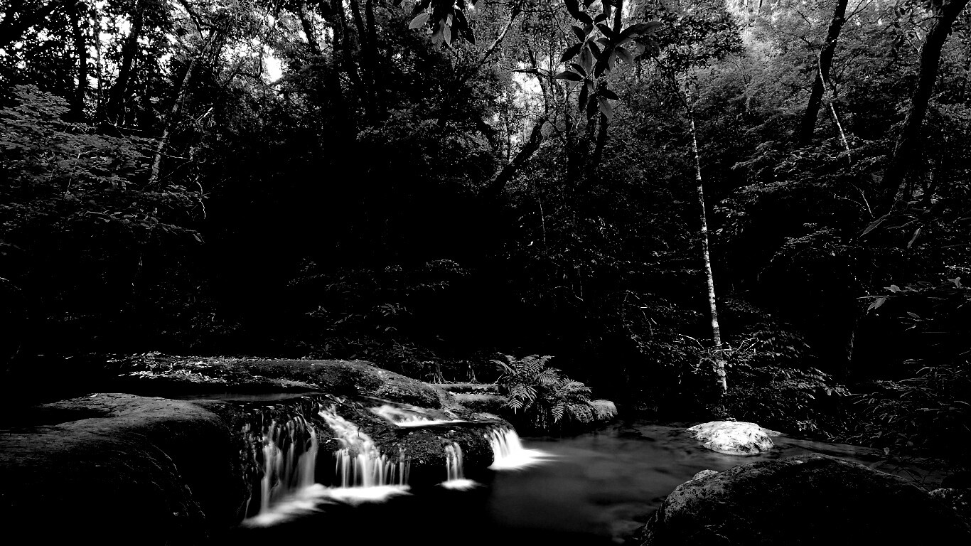 Водопадик в осеннем лесу обои