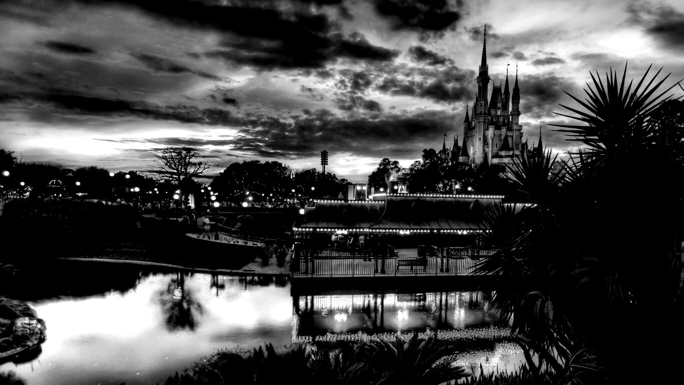 Диснеёленд вечером обои