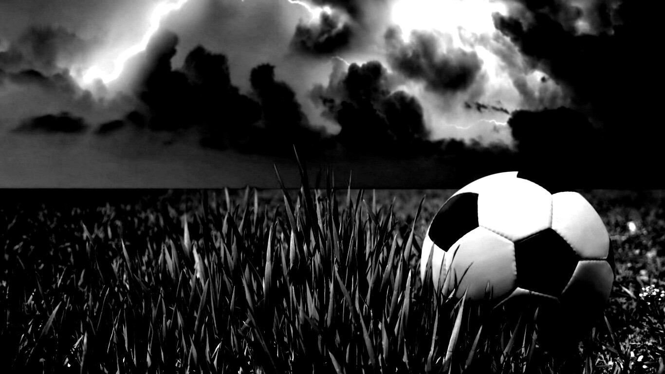 Футбольный мяч на газоне обои