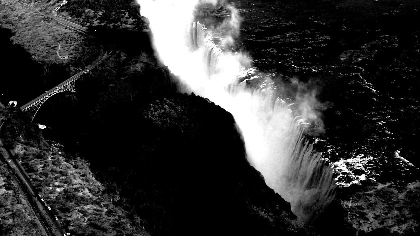 Живописный водопад обои