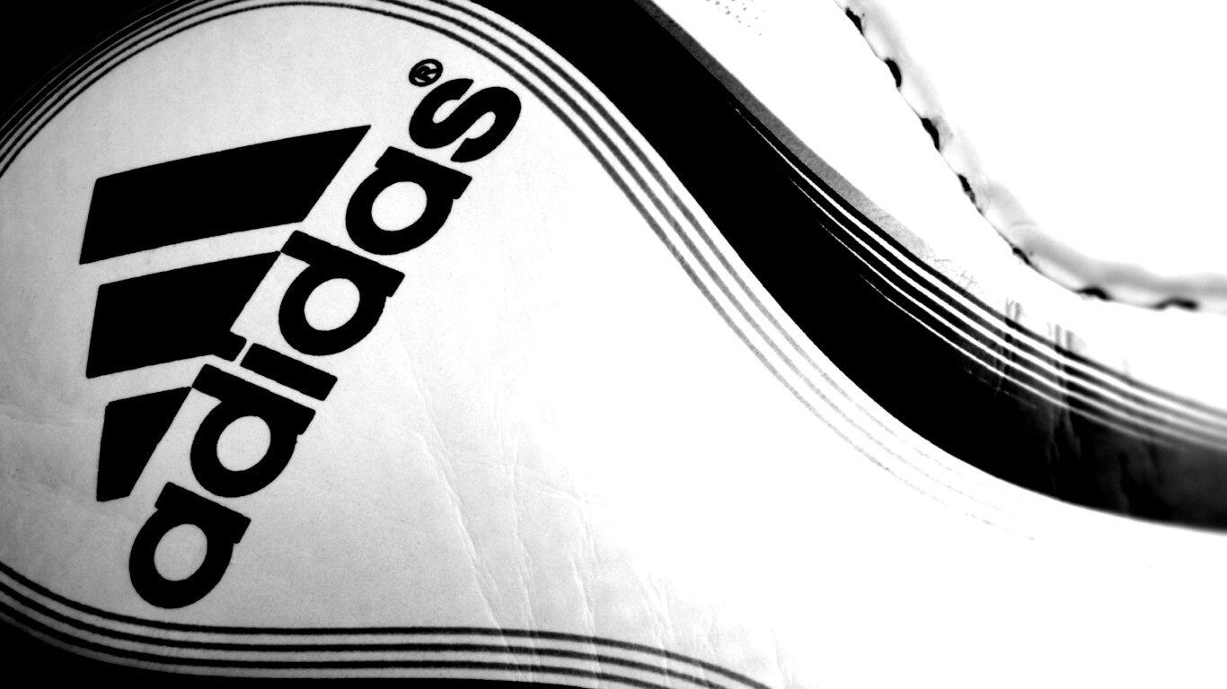 Мяч с логотипом Adidas обои