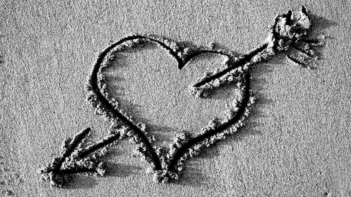 Сердце на песке обои