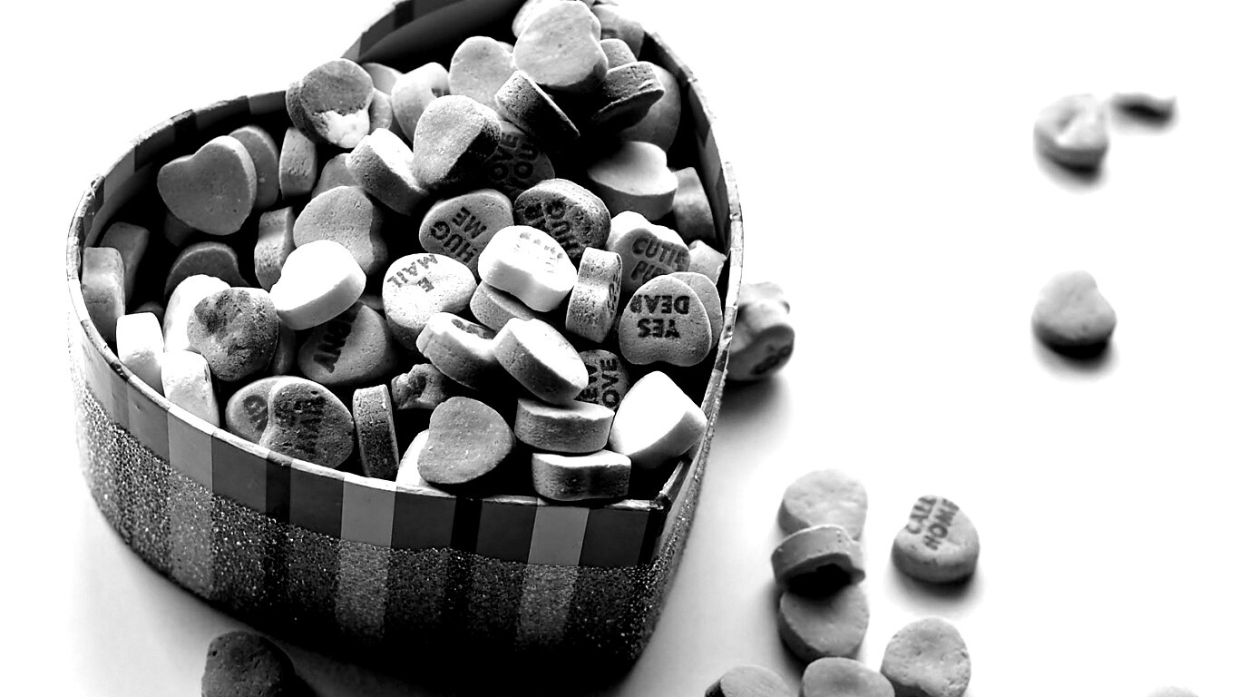 Конфеты в форме сердца обои