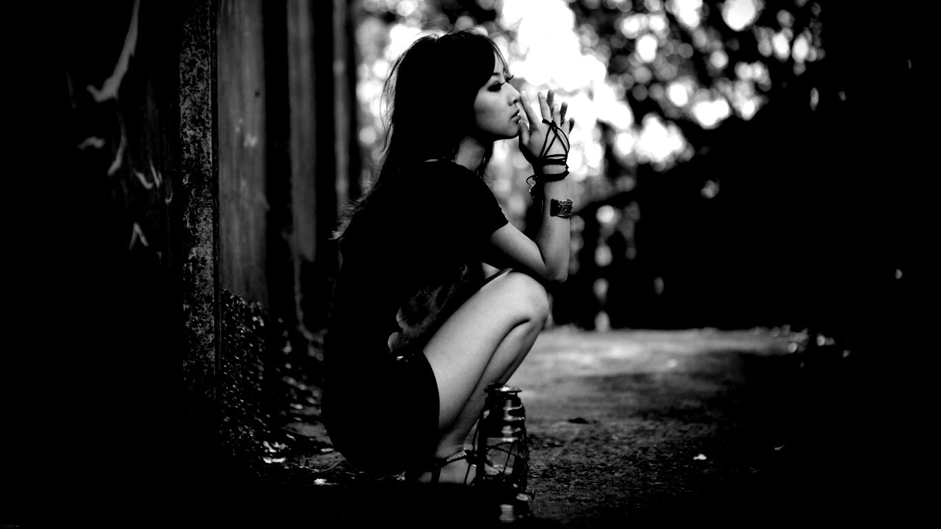 Японская девушка и масляный фонарь обои