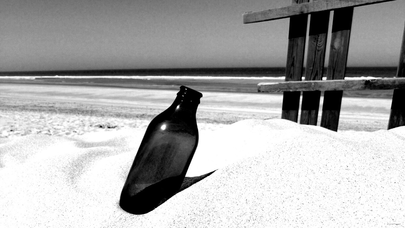 Бутылка на пляже обои