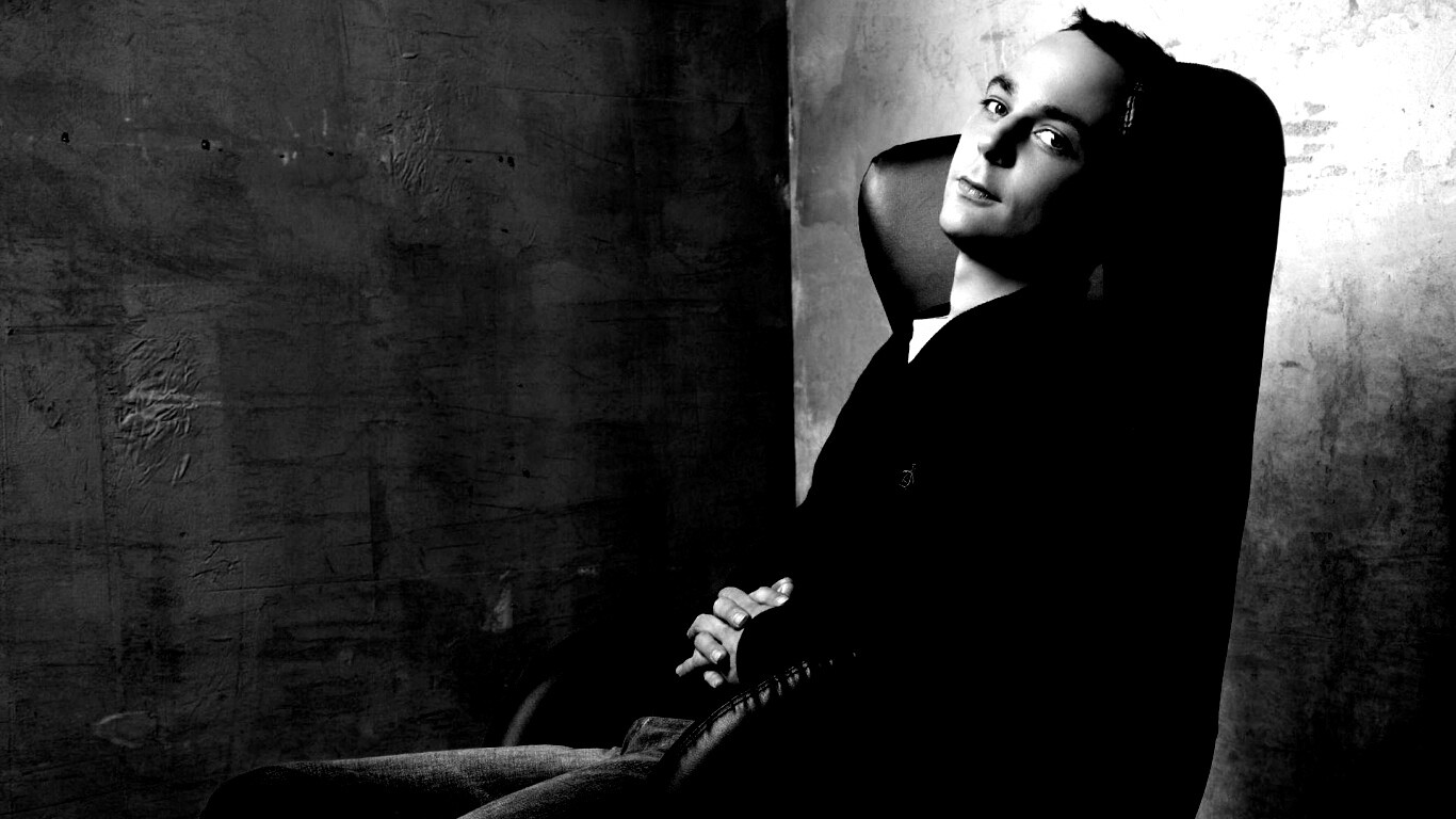 Джим Парсонс в крселе обои