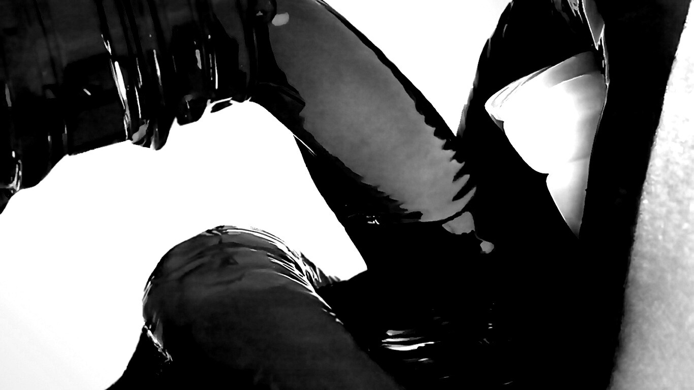 Пьющая девушка обои