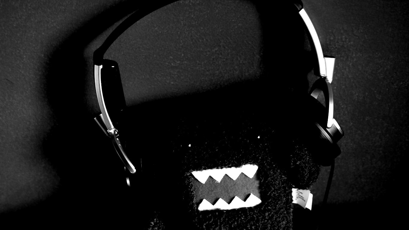 Демокун в наушниках обои