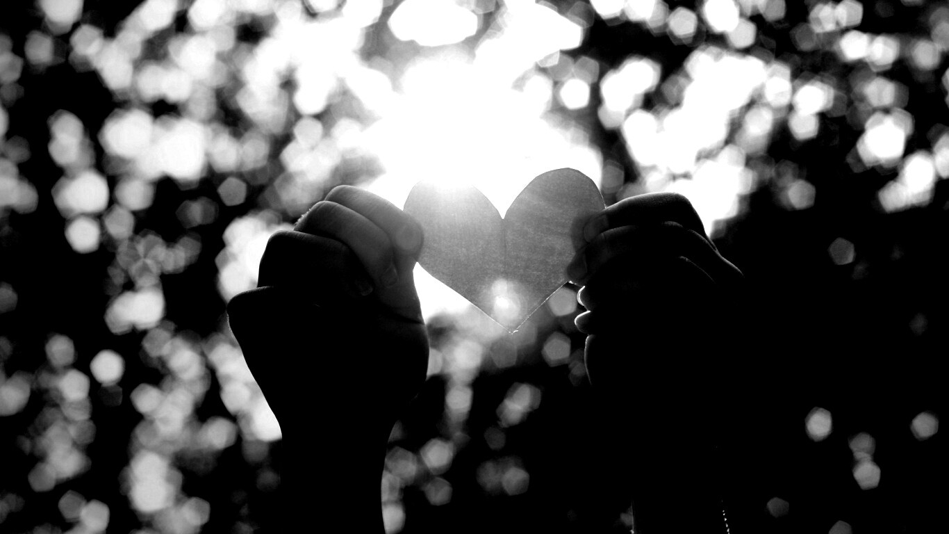 Бумажное красное сердце обои