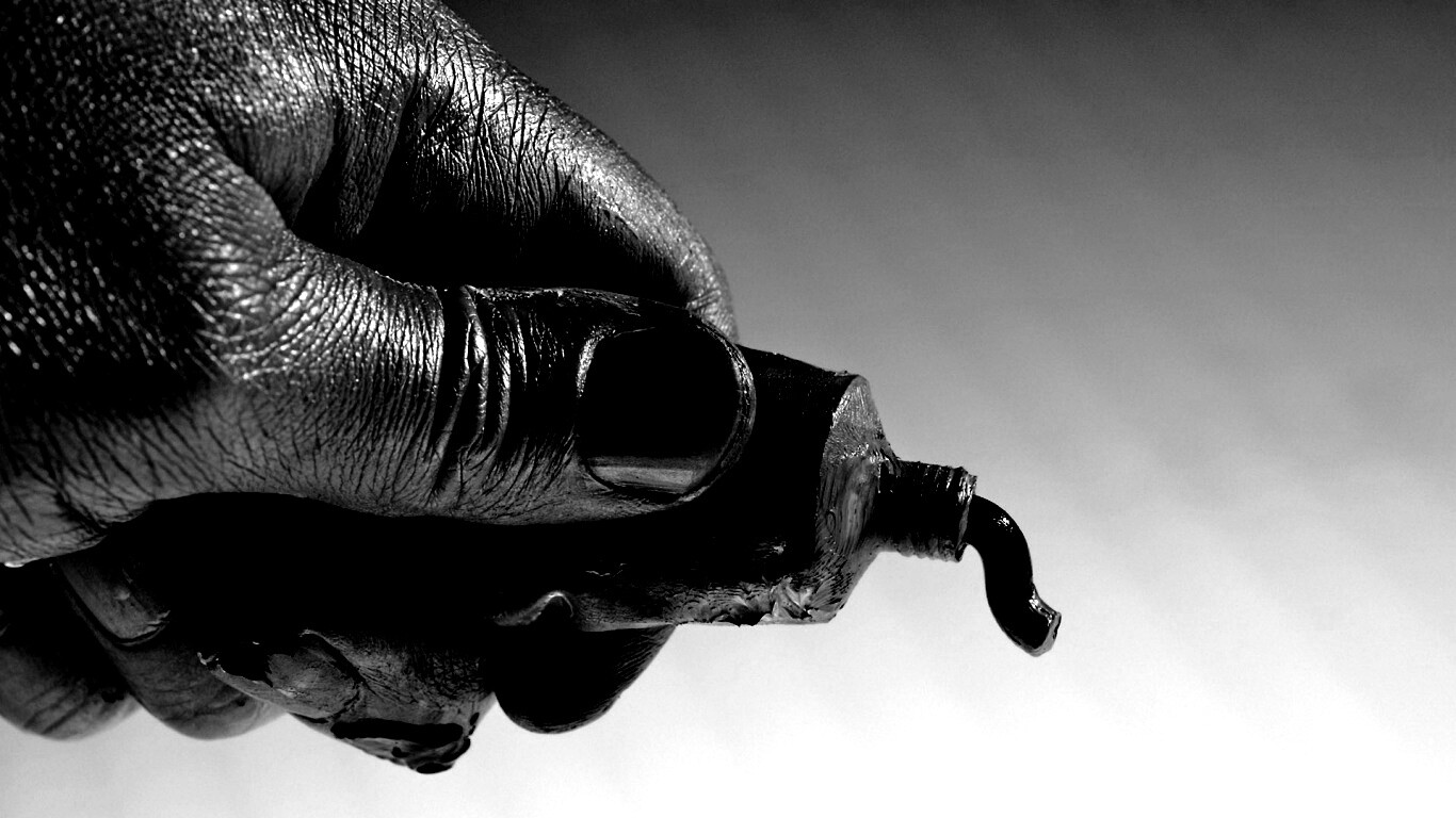 Чёрная краска обои