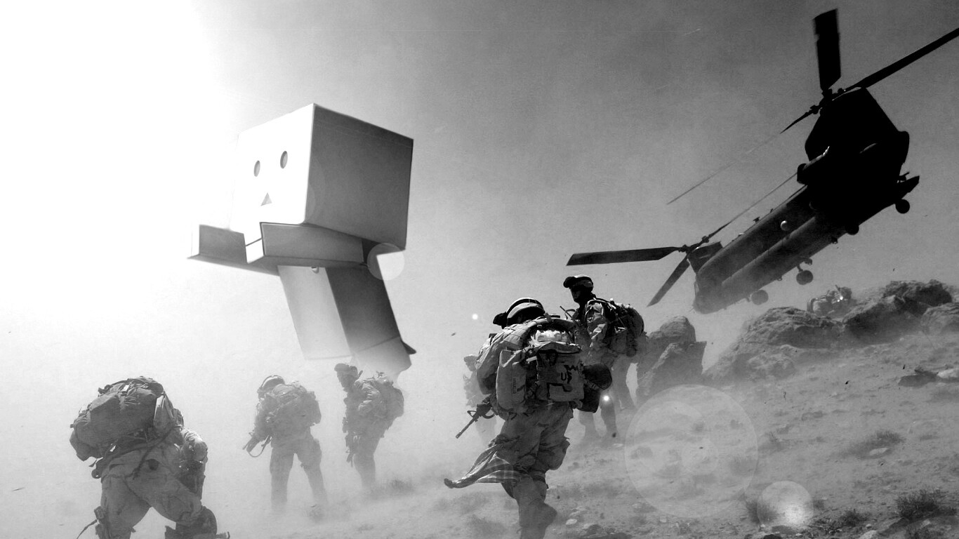 Картонный человек среди солдат обои