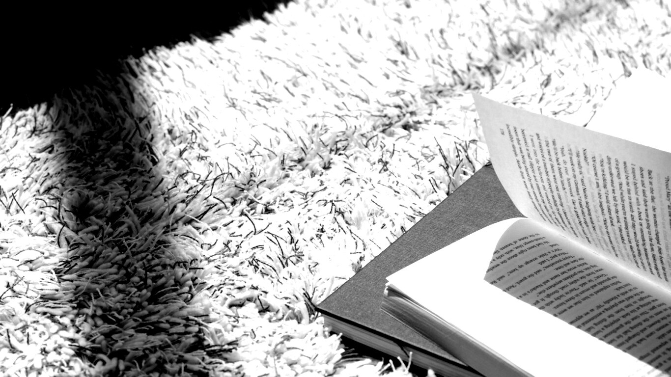 Книга на полу обои