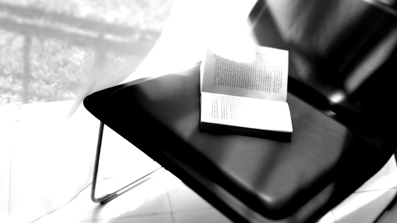 Книга на стуле обои