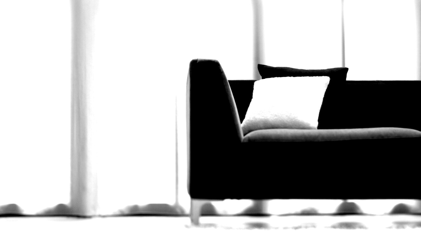 Диван с черной и белой подушками обои