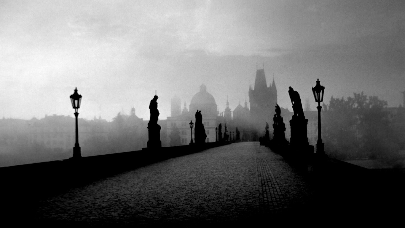 Мост с скульптурами обои