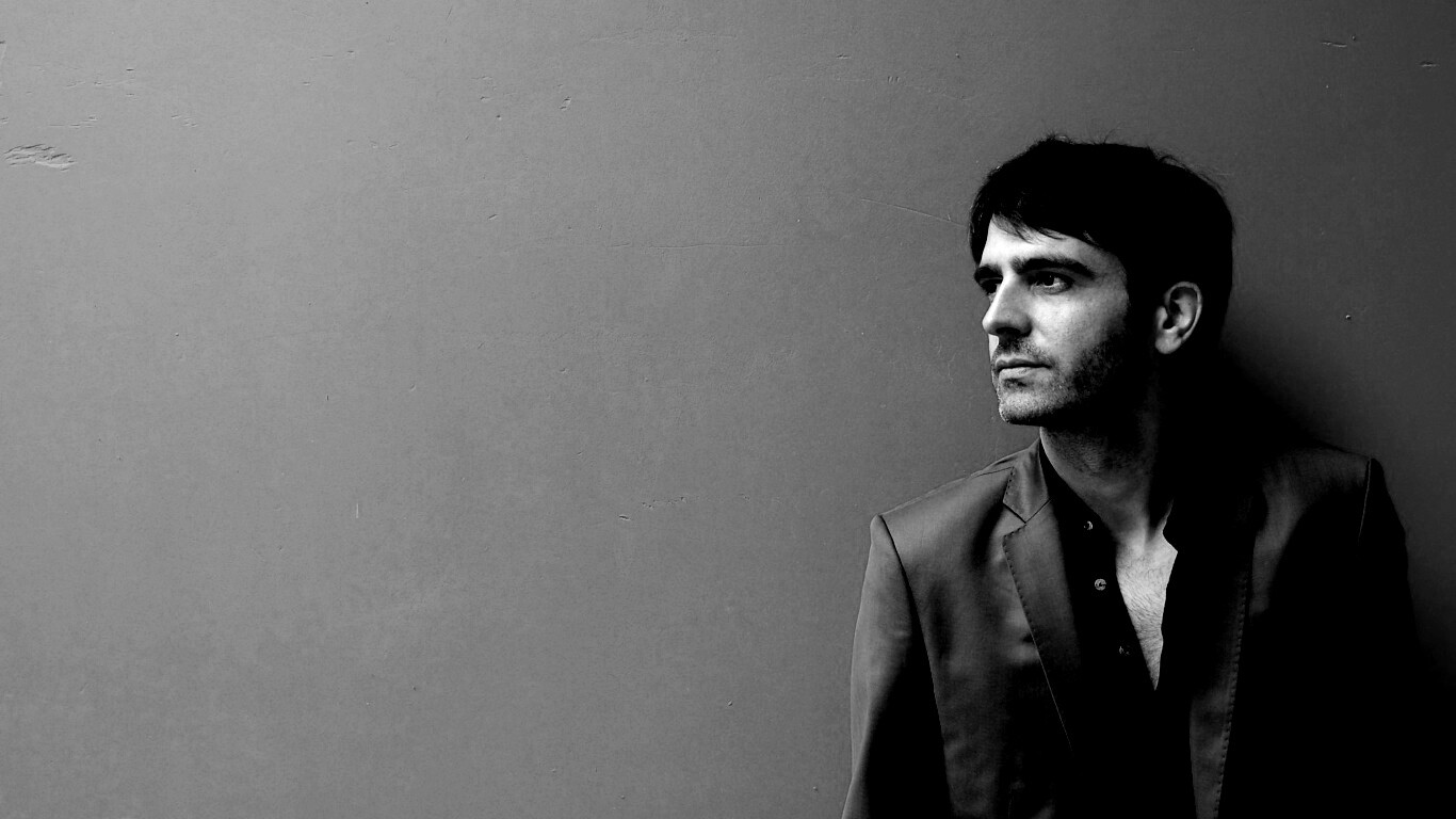 На красном фоне обои