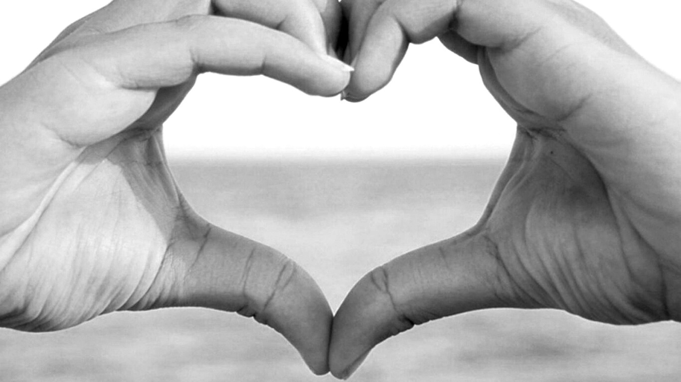 Руки сложенные сердечком обои