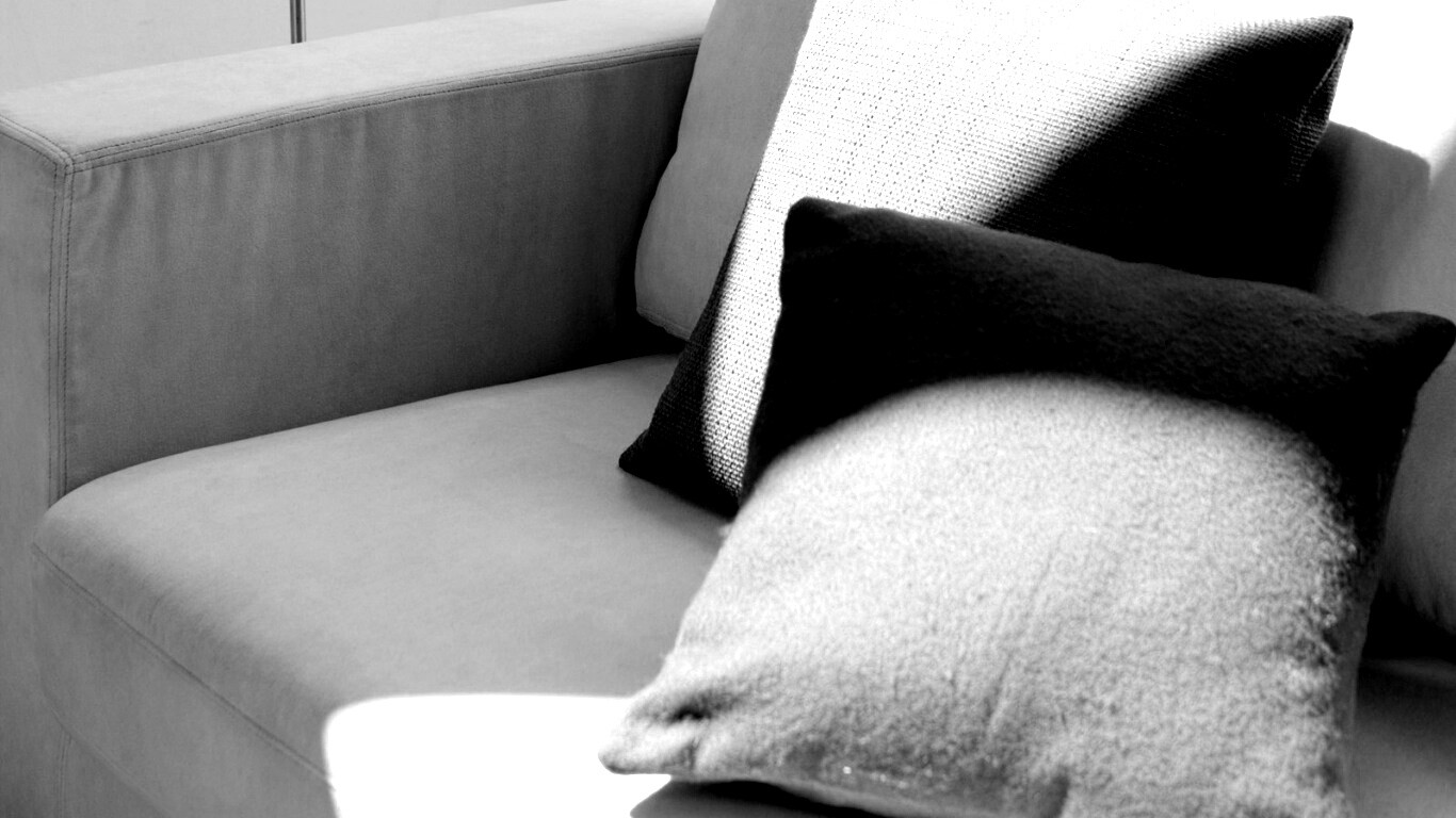 Красные подушки обои