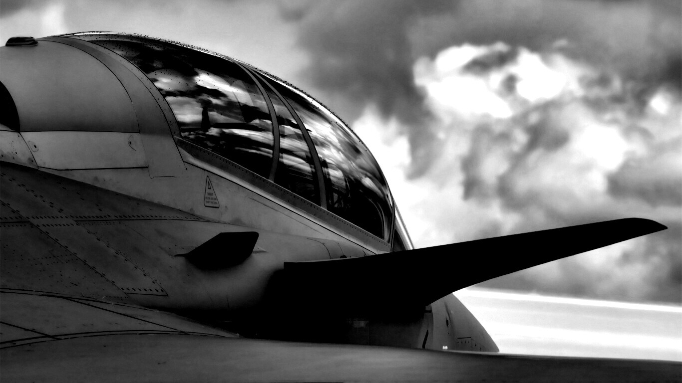 С крыла истребителя обои