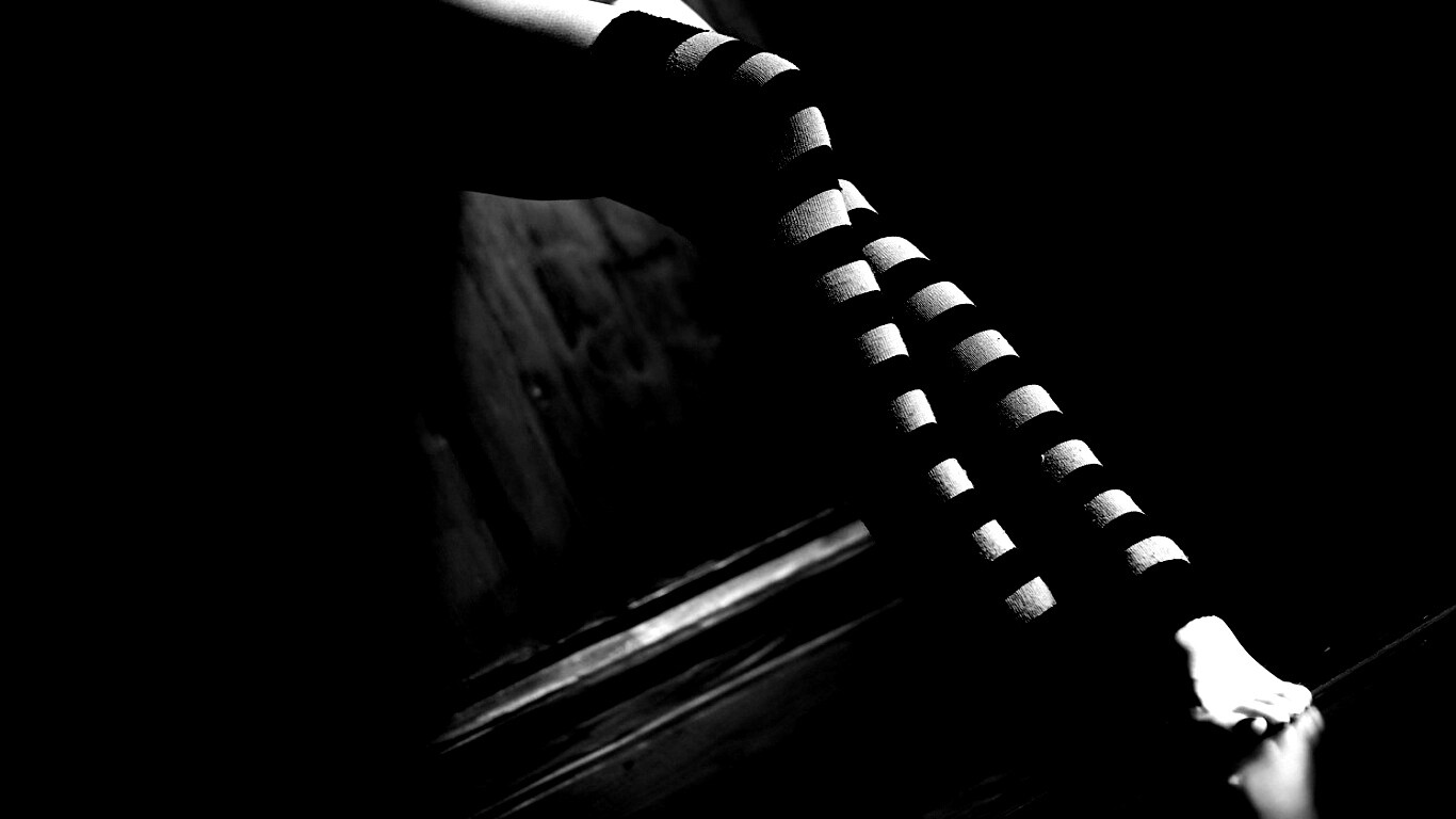 Ножки в полосатых чулках обои