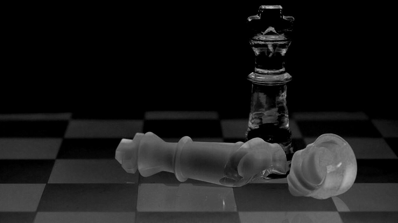 Две шахматных фигуры обои