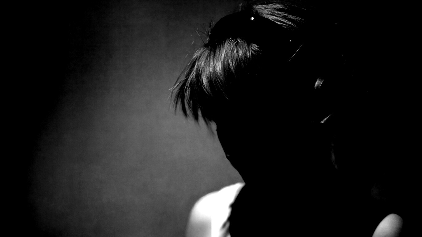 Рыжая в наушниках обои