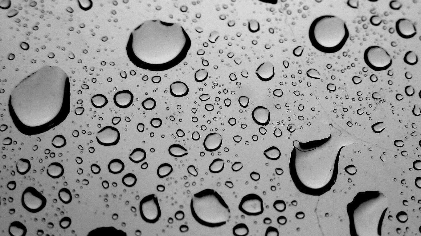 Капли воды на синем стекле обои