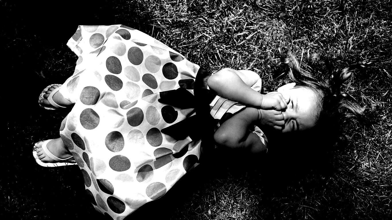 Девочка на траве обои