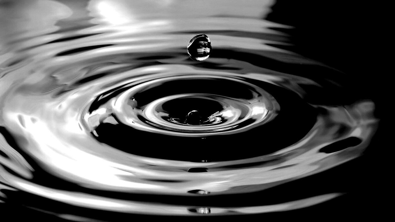 Капля падает в воду обои