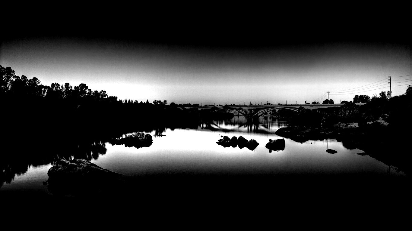 Мост через живописную реку обои