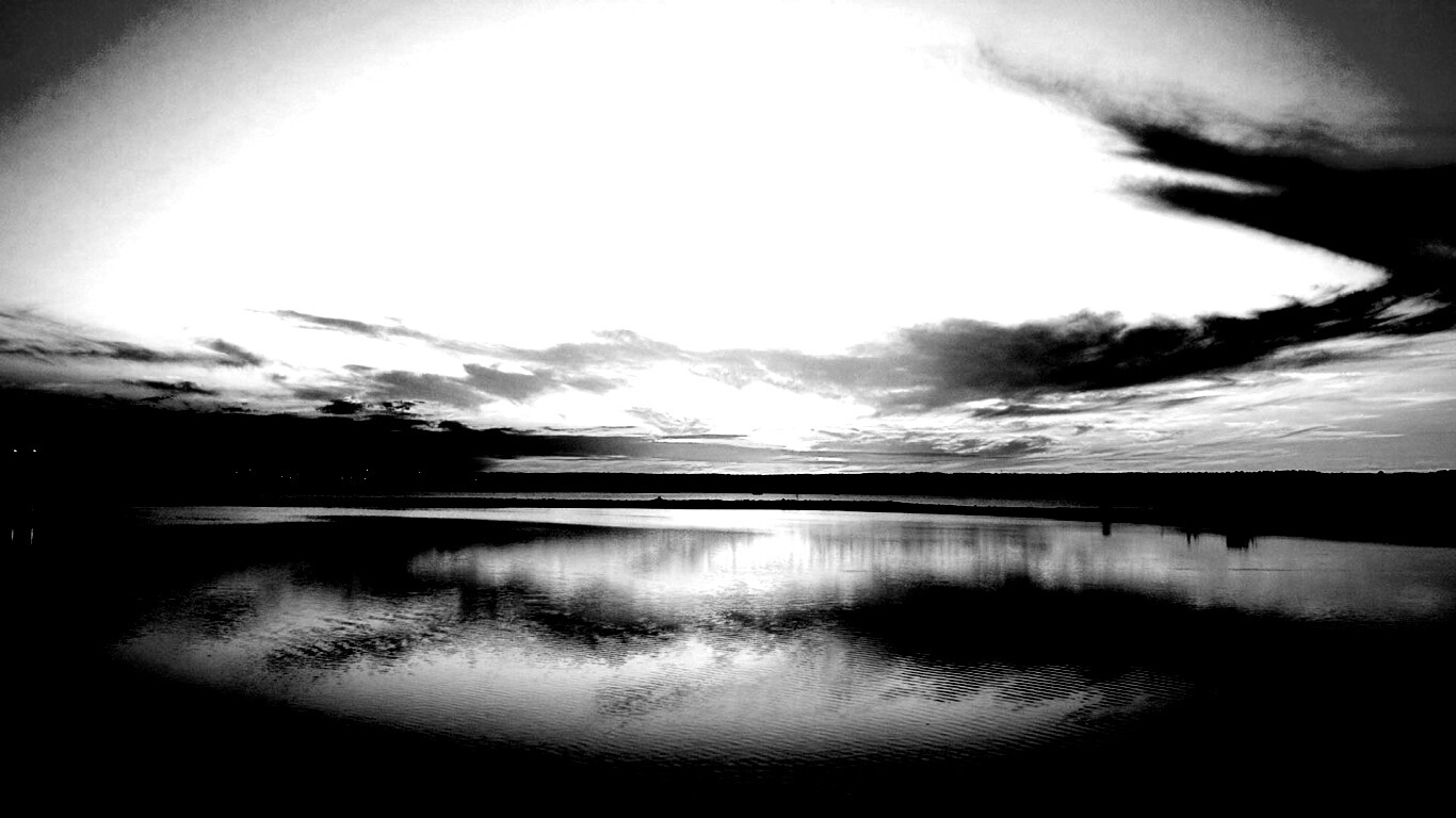 Закат над озером обои