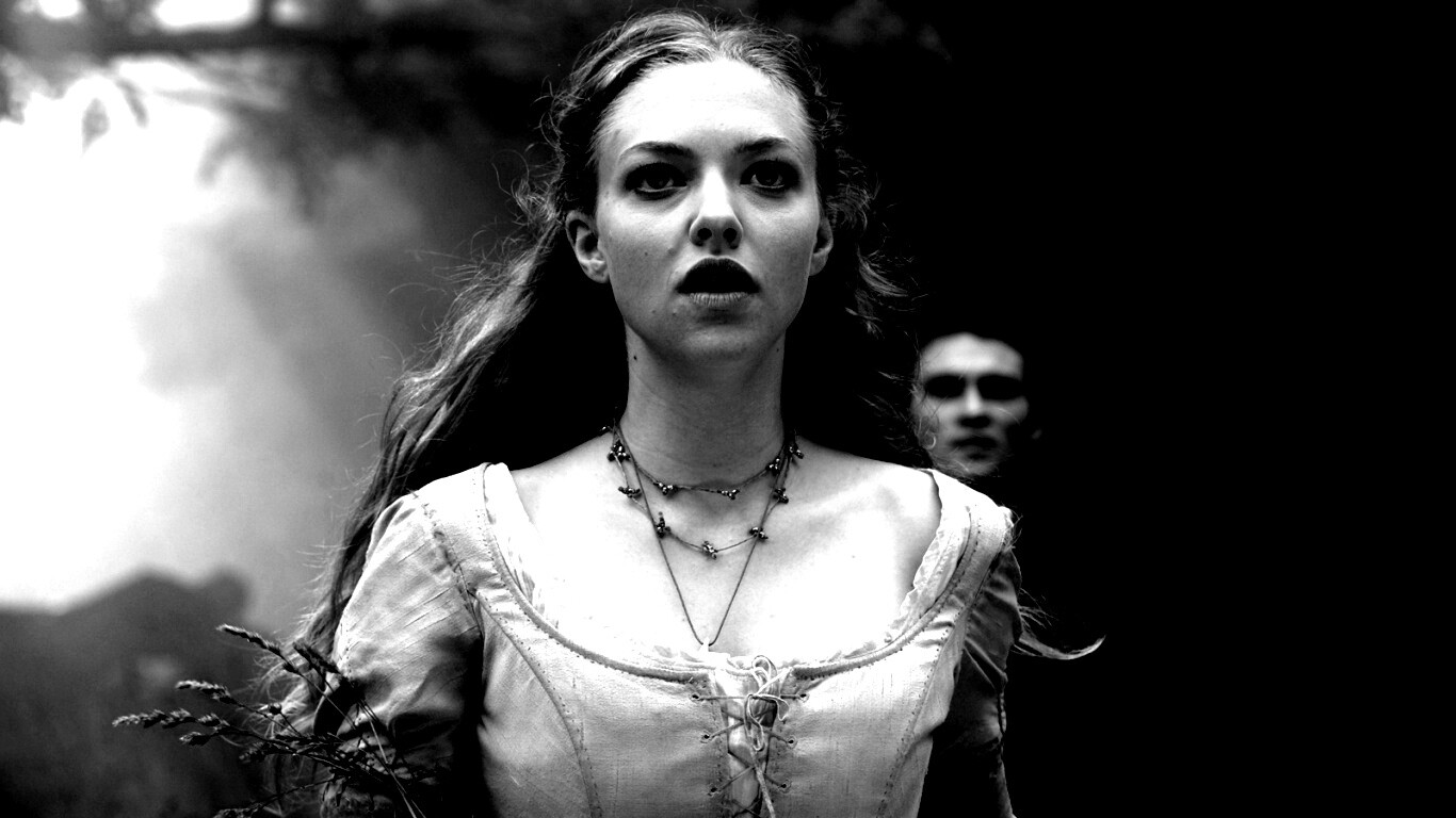 Аманда Сейфрид в Красной Шапочке обои