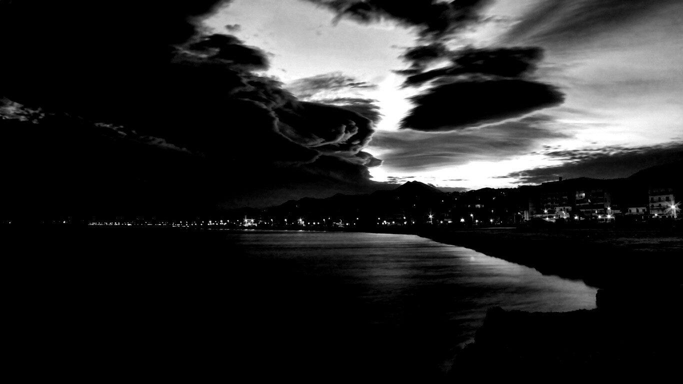 Красивый закат над городом у моря обои