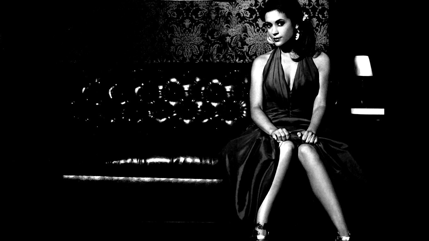 Алиса Милано в роскошном интерьере обои