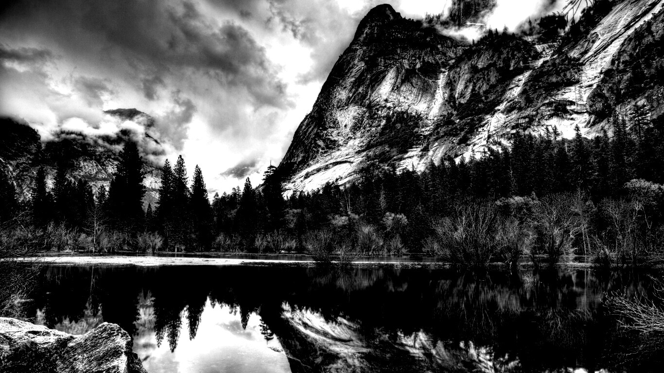 Красивый вид на маленькое горное озеро обои