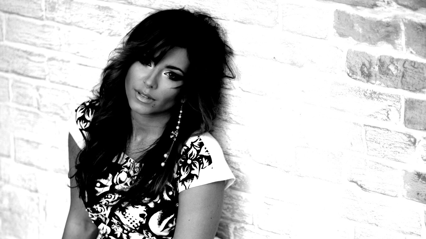 Ани Лорак на полу обои