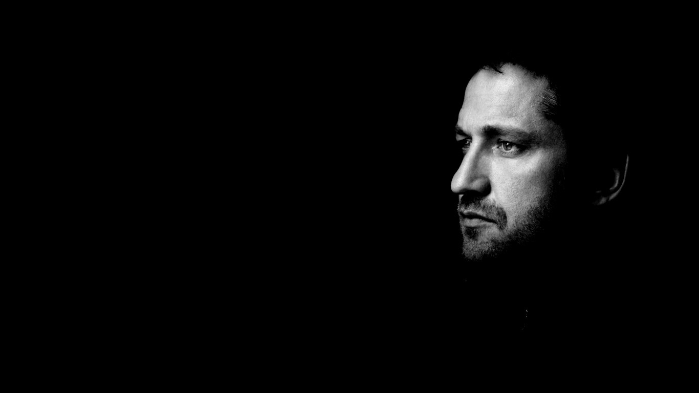 Джерард Батлер на темном фоне обои