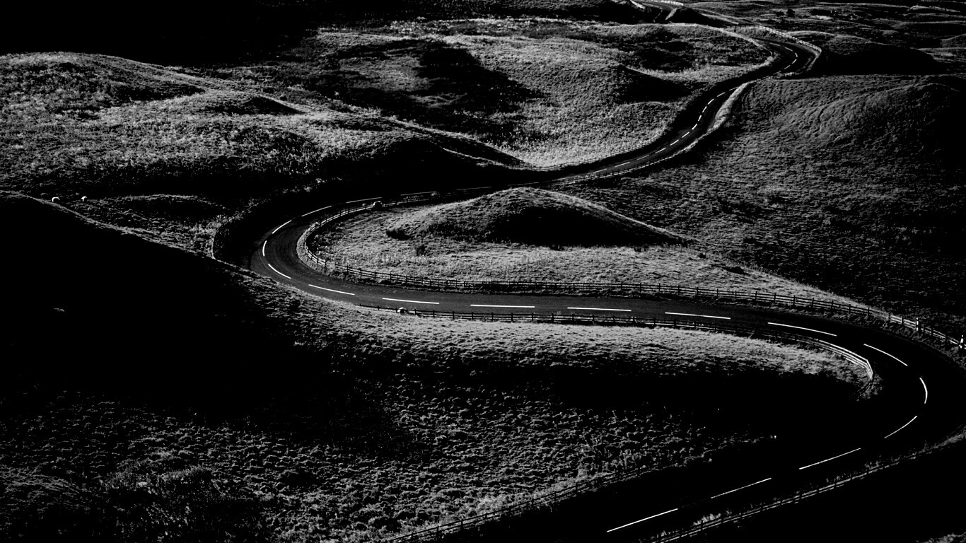 Дорога петляет меж холмов обои