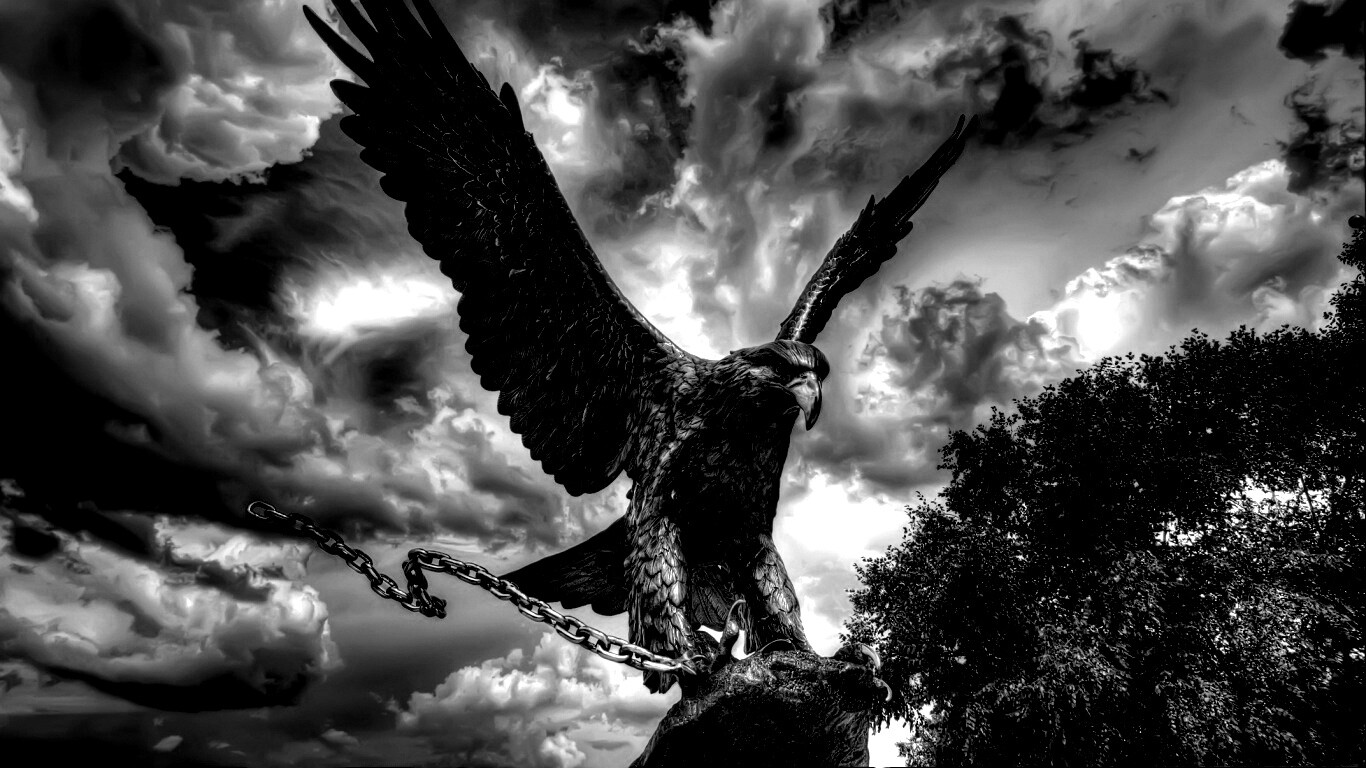 Скульптура орла с цепью в когтях обои