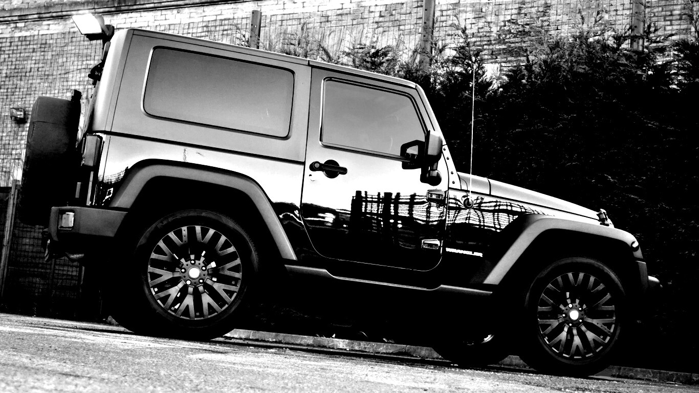 Черный внедорожник обои