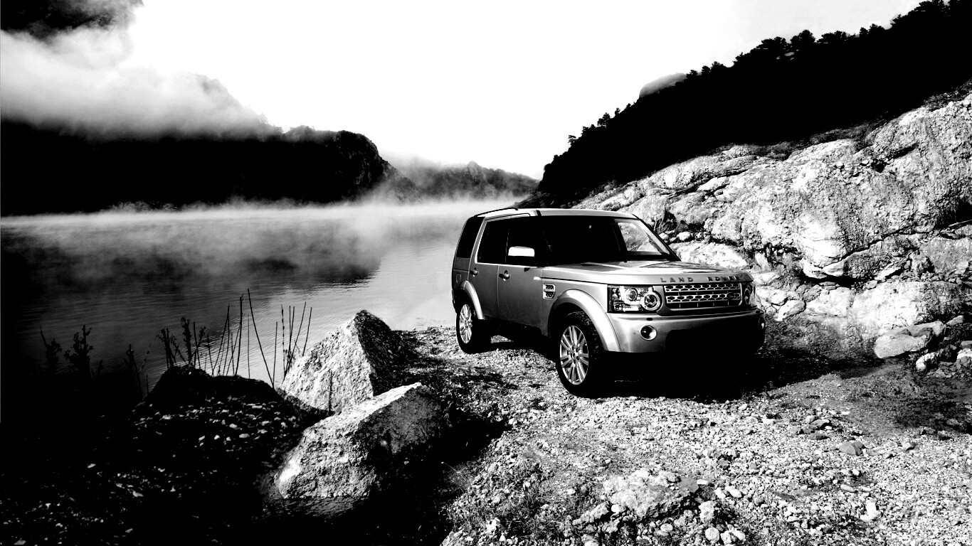 Range rover в горах у реки обои