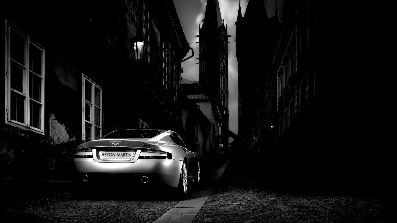 Aston Martin в старинном городе обои