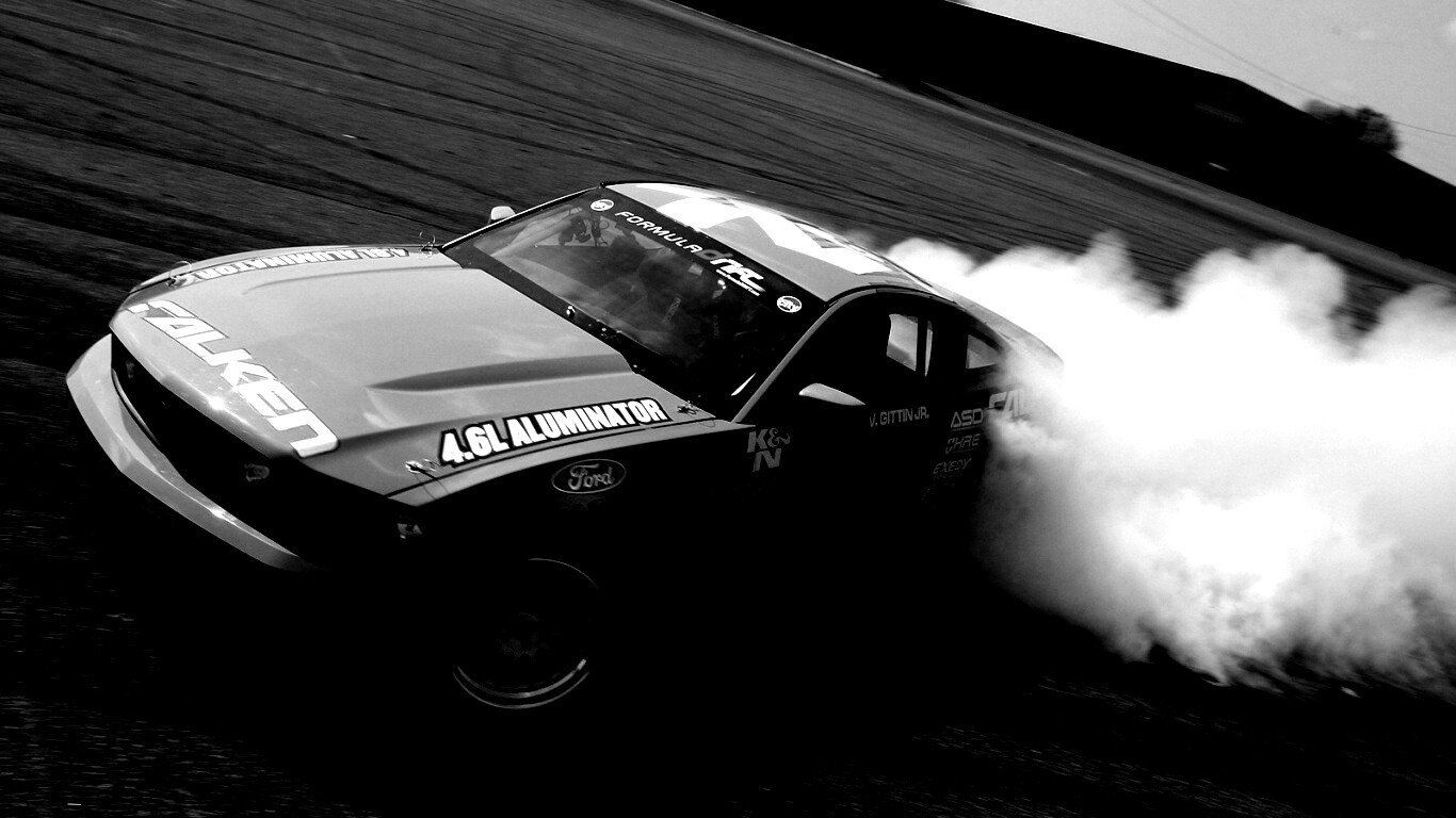 Мустанг дрифтует обои