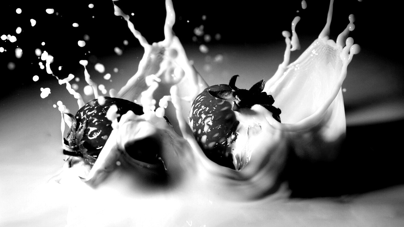 Сочная клубника с молоком обои