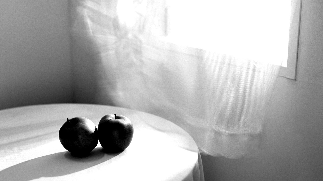 Яблоки на столе перед окном обои