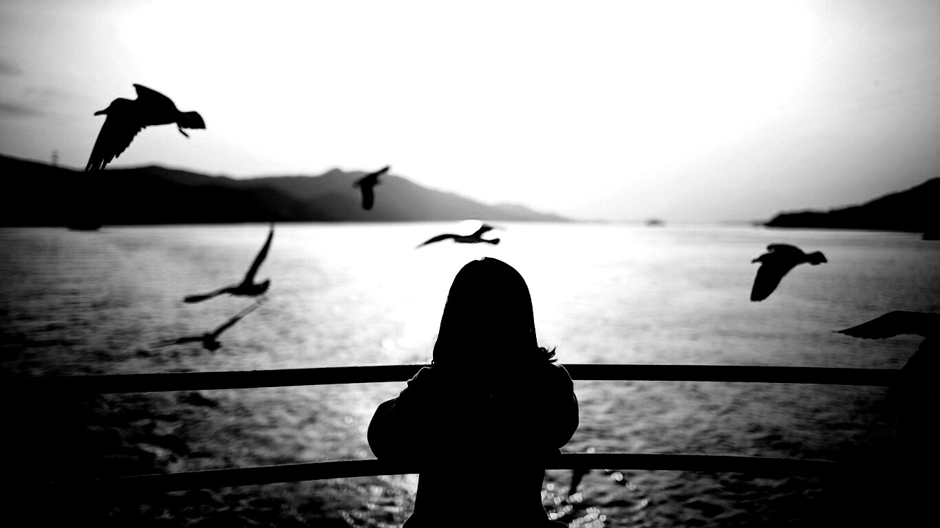 Девочка глядит на озеро обои