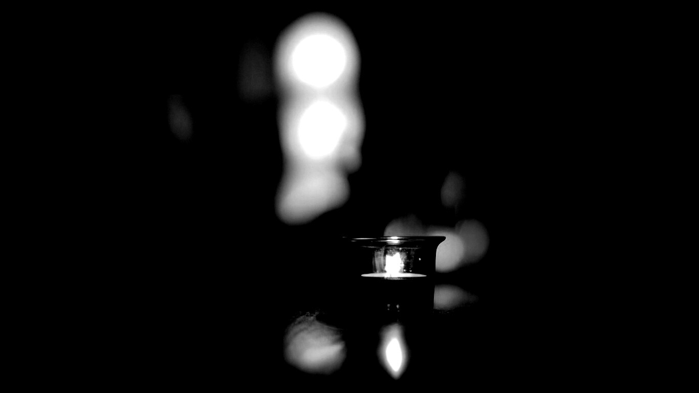 Свеча во тьме обои