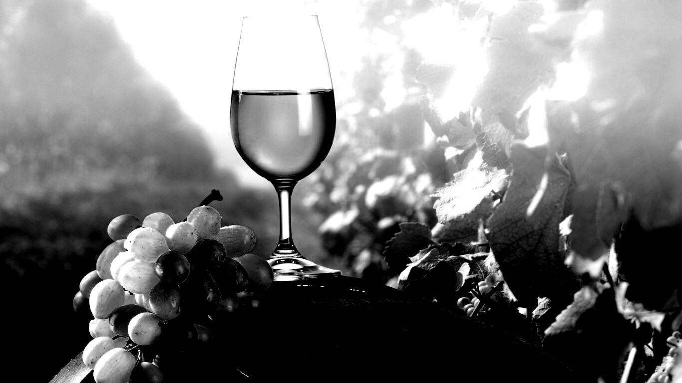 Винная бочка и бокал с белым вином обои